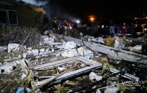 У Харкові уламки БПЛА пошкодили вікна і авто