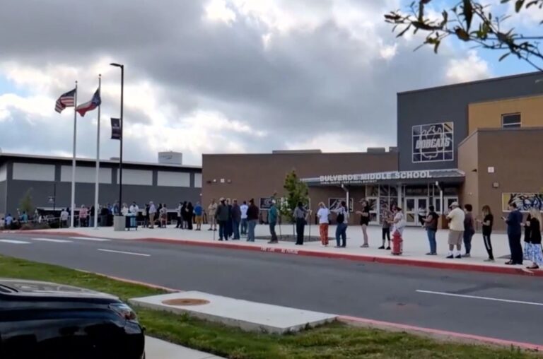 У США учень відкрив стрілянину у школі, після чого вчинив самогубство