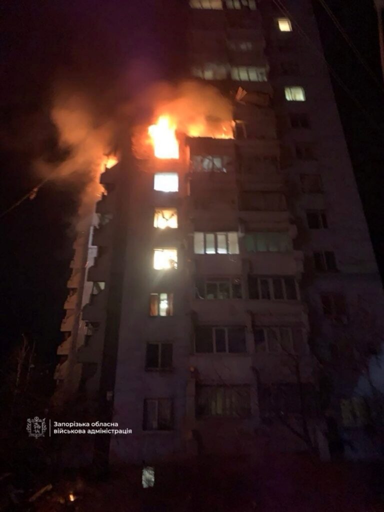 У Запоріжжі дрон влучив у висотку, є потерпілі