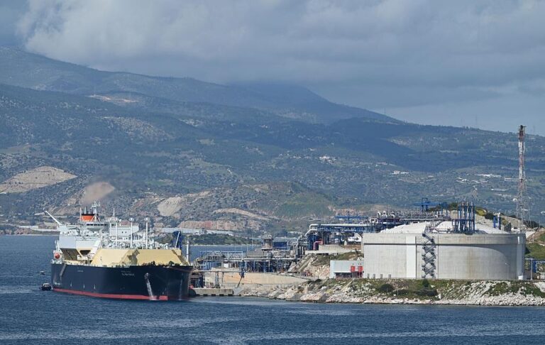 Україна домовляється з Грецією про постачання дизелю та газу