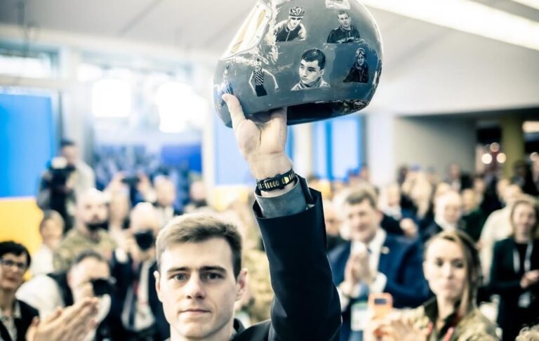 Владислав Гераскевич подарував вишиванку Бену Стіллеру