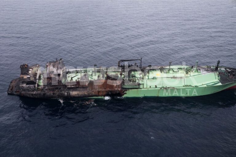 З’явилися фото ураженого в Середземному морі танкера Росії