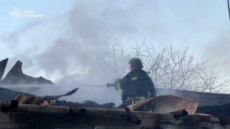 На Сумщині росіяни знову завдали удару по житловому сектору: рятувальники ліквідували пожежу