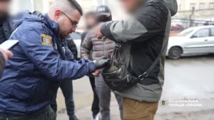 10 тис. доларів за посаду в РТЦК та СП: поліцейські викрили військовослужбовця у зловживанні впливом