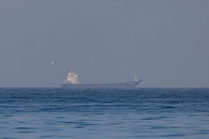 Два судна, пов’язані з Іраном, пройшли через Ормуз попри блокаду США – ЗМІ