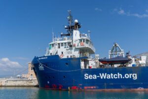 Італія затримала німецьке судно після порятунку мігрантів
