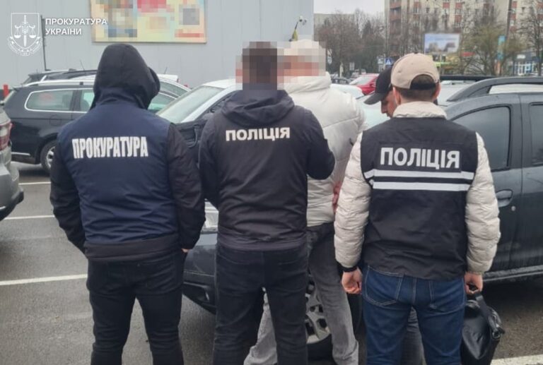 Львівський ексдоцент продавав “роботу в Інтерполі” для виїзду за кордон