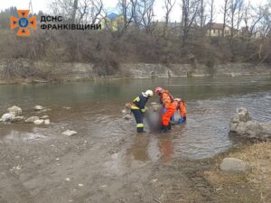 На Київщині та Прикарпатті рятувальники дістали з води потопельників