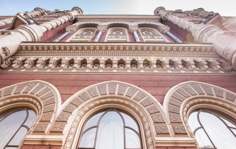 Нацбанк почав підвищувати курс гривні