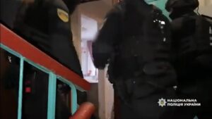 Поліцейські викрили мешканку Черкас, яка використовувала малолітніх дочок для створення порнографії