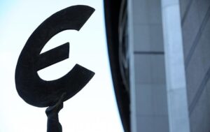 Офіційний курс євро відступив від рекорду, долар росте