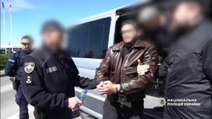 Поліцейські екстрадували з Естонії організатора схеми продажу неіснуючих авто для ЗСУ