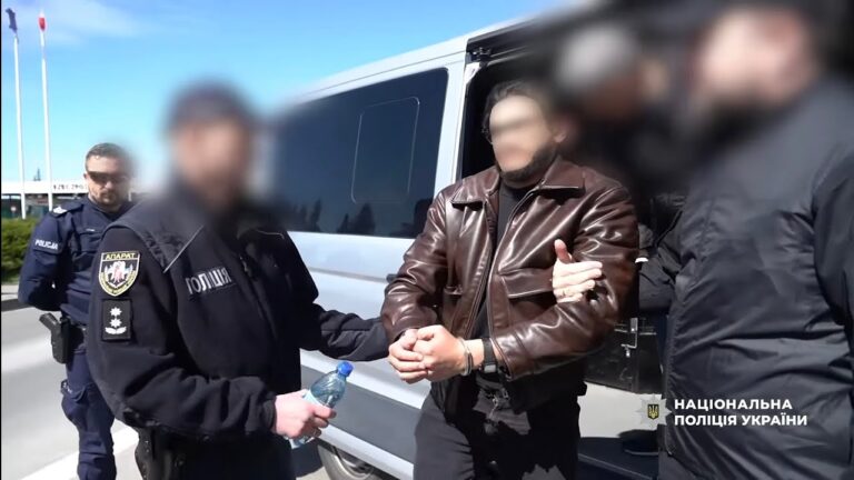 Поліцейські екстрадували з Естонії організатора схеми продажу неіснуючих авто для ЗСУ