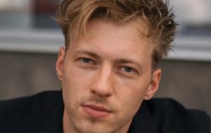 Популярний актор вперше показав нову обраницю