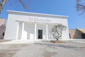 Представники Венеційської бієнале перенесли церемонію нагородження