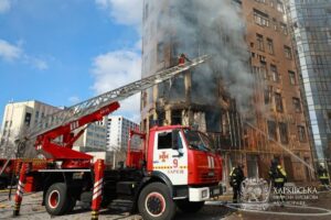 Росіяни вдарили по багатоповерхівці у Харкові