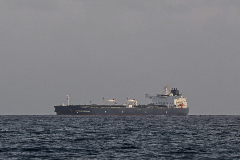 Російський фрегат провів “тіньові” танкери через Ла-Манш