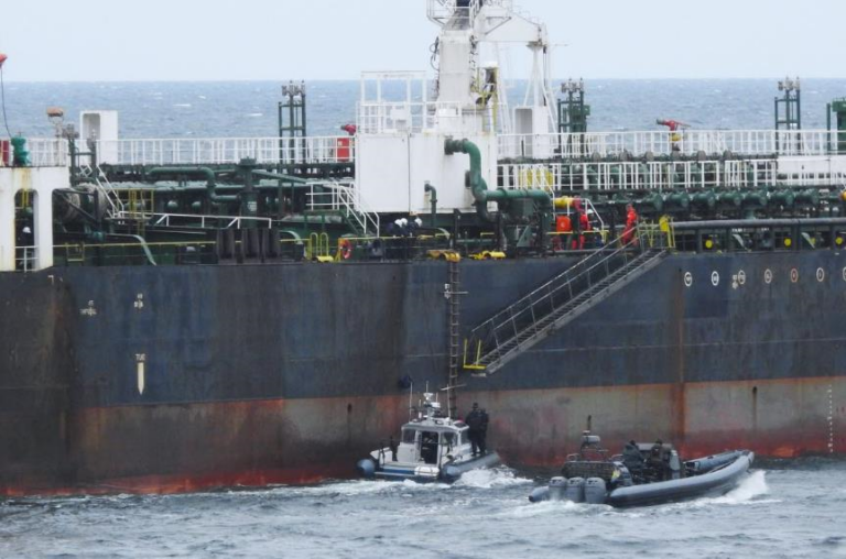 Швеція затримала підсанкційний танкер через розлив нафти