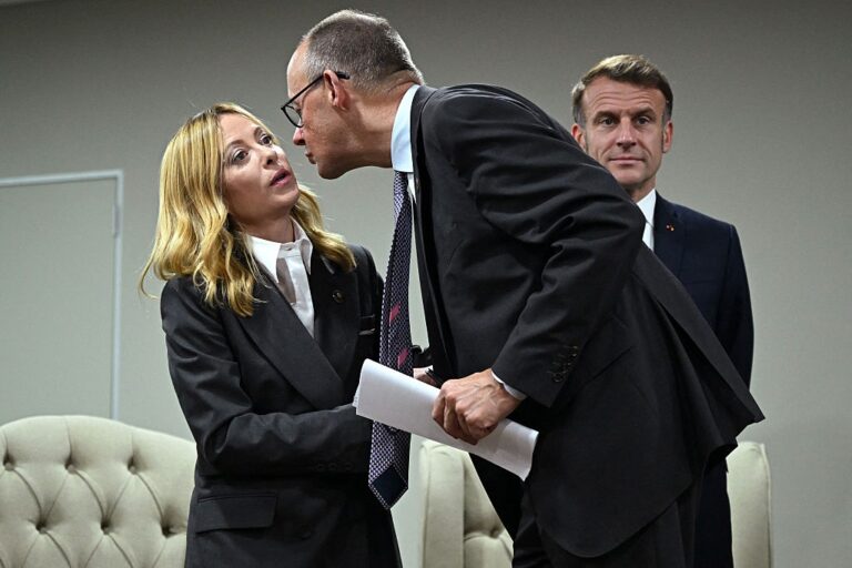 Стали відомі популярні й непопулярні лідери демократичних країн