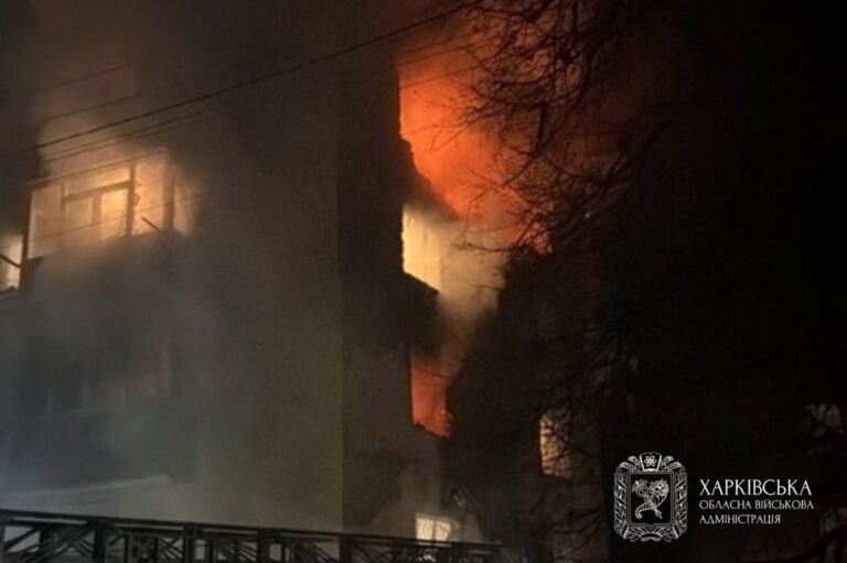 У Чугуєві горить багатоповерхівка після “прильоту”