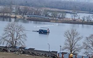 У Києві помітили плаваючий будинок