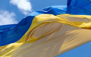 У Києві приспустили головний прапор України