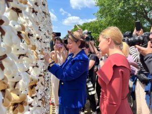 У Вашингтоні з’явилися 20 000 плюшевих ведмедиків на честь викрадених дітей