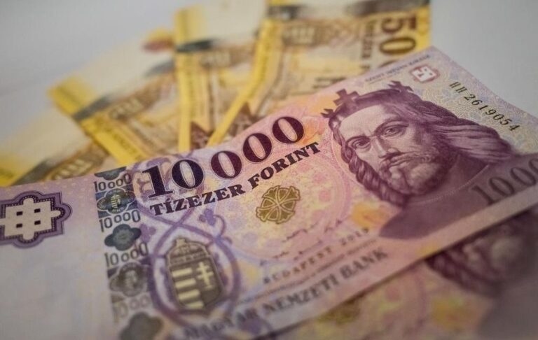 Угорський форинт почав різко дорожчати