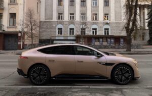 В Україні засвітився стильний електрокар від Huawei