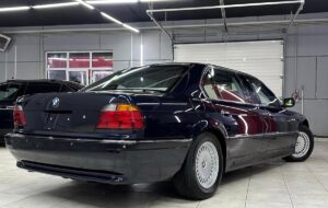 В Україну завезли рідкісний лімузин BMW L7 із 90-х