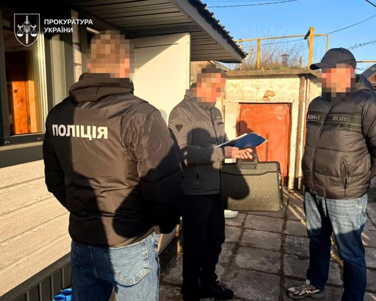 Зловживання при закупівлях деревини для ЗСУ: проведено обшуки у 11 регіонах