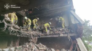 У Кнотопі на Сумщині під завалами будинку виявили тіло людини