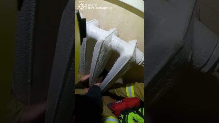 У Франківську рятувальники вивльнили ногу з батареї 10-річному хлопчику