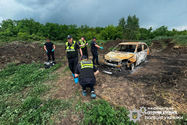 Біля Вінниці знайшли спалене авто з тілом у салоні