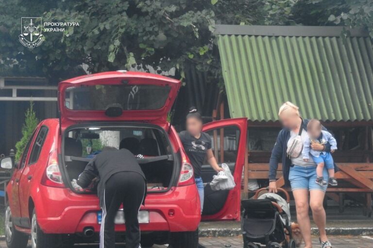 Чоловіка, який намагався продати дитину за кордон, засудили на 10 років