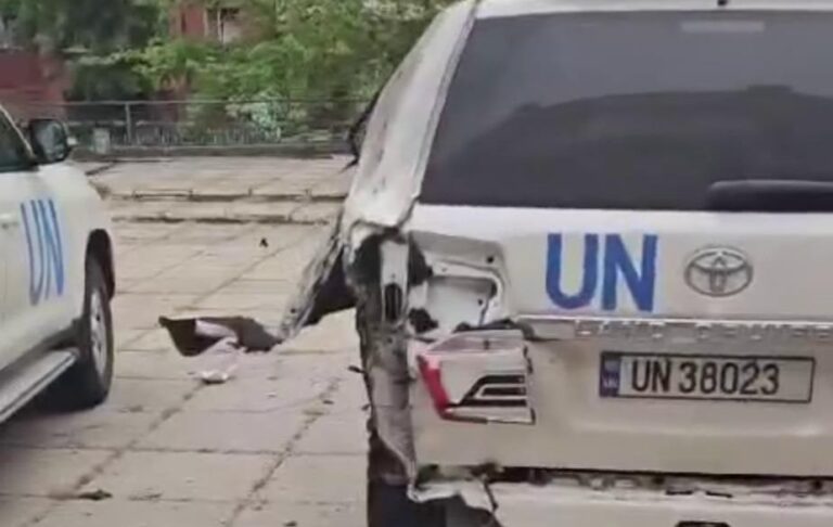 Дрони РФ атакували Херсон: пошкоджені авто ООН, є загибла