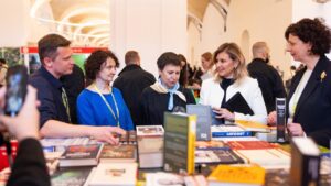 Олена Зеленська відвідала «Книжковий Арсенал» і передала українським воїнам придбану книжку