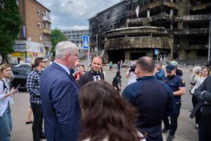 Іноземні дипломати відвідали місця ударів у Києві