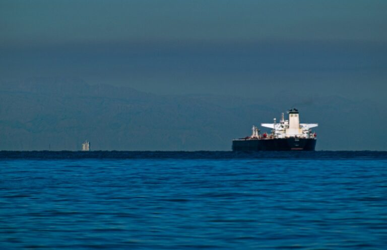 Іран накопичує нафту на старих танкерах – FT