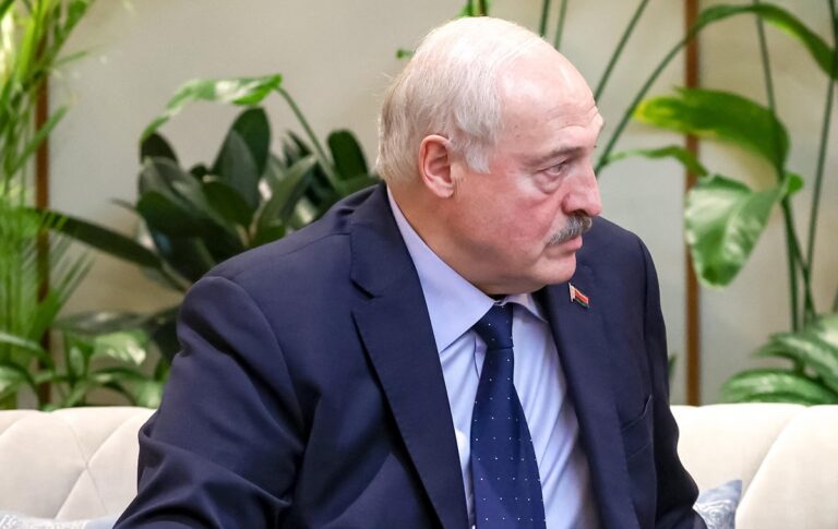 Лукашенко анонсував приїзд довіреної особи Макрона в Білорусь
