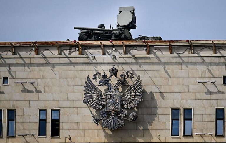 Мадяр розкрив, чим Кремль прикриває Москву