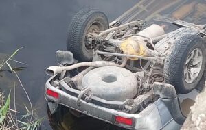 На Миколаївщині автівка з пʼятьма дітьми впала з мосту