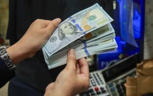 Офіційний курс долара зріс наприкінці тижня