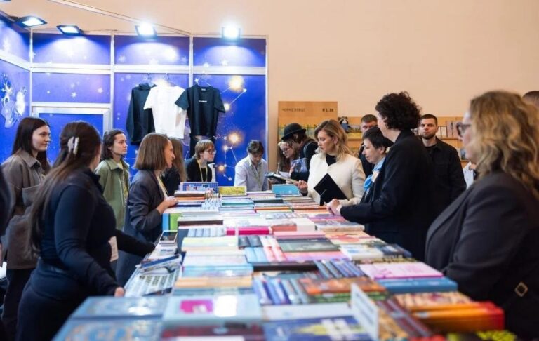 Олена Зеленська відвідала Книжковий Арсенал і розповіла, які книги придбала