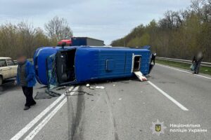 Позашляховик врізався в автобус на Вінниччині