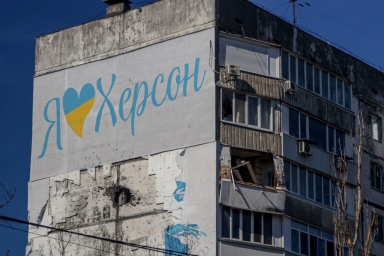 Росіяни вдарили по Херсону з артилерії: троє постраждалих