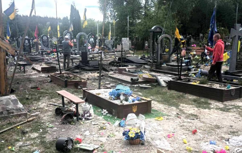 Росіяни вдарили по кладовищу на Чернігівщині, є постраждала