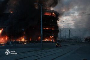 Рятувальники понад 15 годин гасили пожежі після атаки РФ – Зеленський