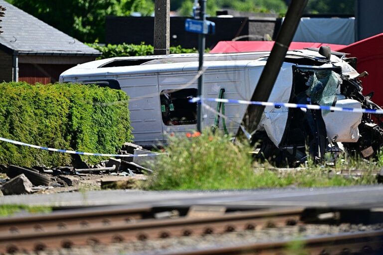 У Бельгії поїзд зіткнувся зі шкільним автобусом