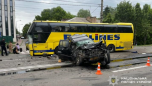 У Борисполі джип зіткнувся з автобусом, є загиблий і постраждалі